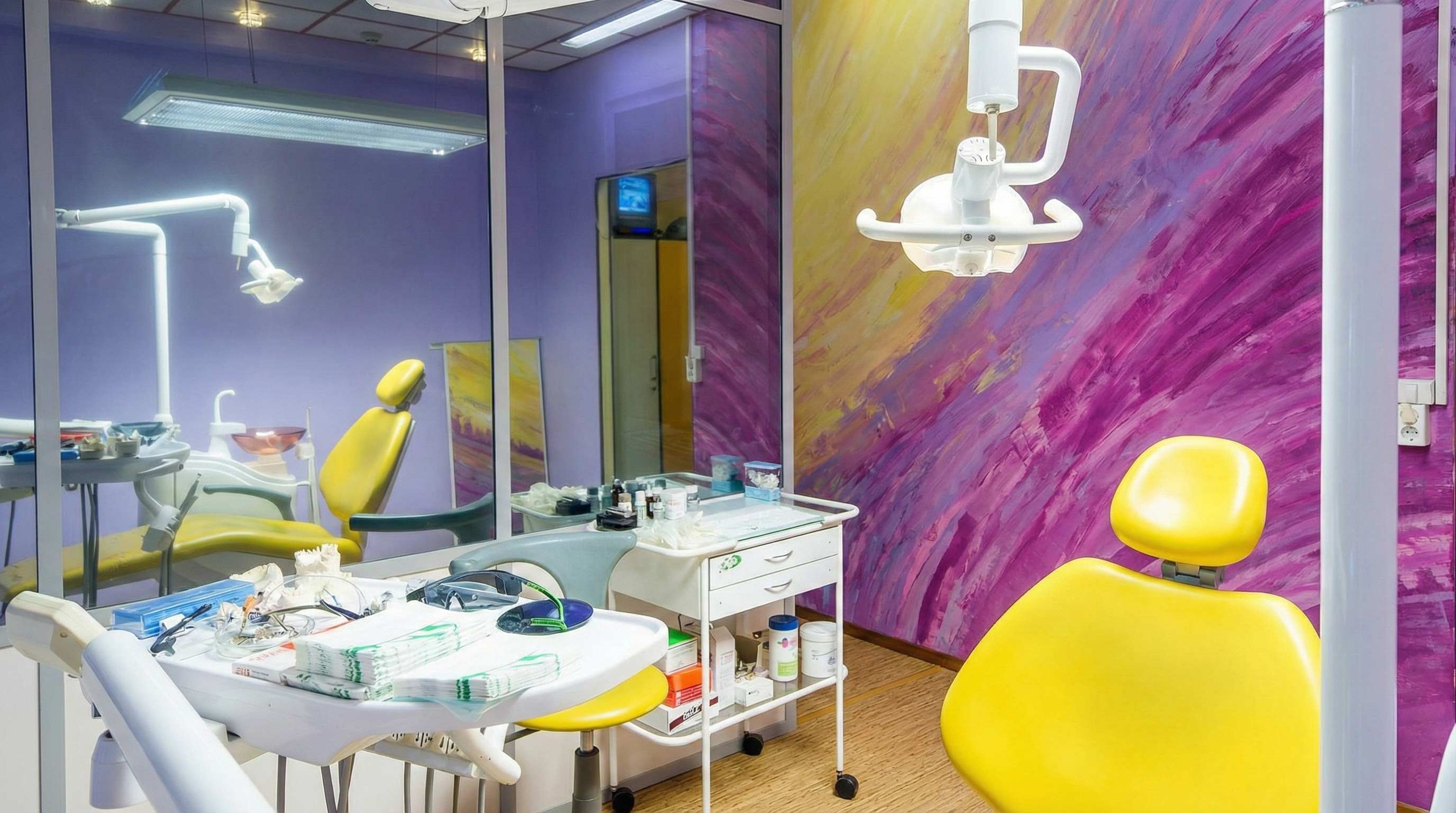 Кабинет с ярким художественным оформлением